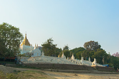 die Sat Taw Yar Pagoda am Ufer des Irrawaddy-Flusses (© Buelipix)