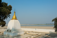 die Sat Taw Yar Pagoda am Ufer des Irrawaddy-Flusses (© Buelipix)