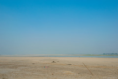 am Ufer des Irrawaddy-Flusses bei Mingun (© Buelipix)