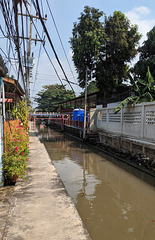Trottoir et perspective de canal étroit / Sidewalk and narrow canal perspective