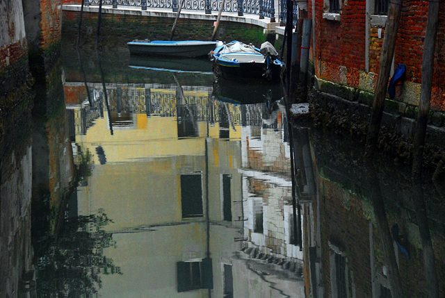Venezianische Häuser im Spiegel eines Kanales