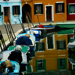 Bunte Häuser am stillen Kanal