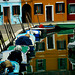 Bunte Häuser am stillen Kanal