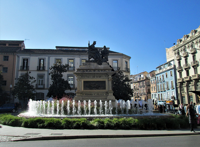 Fountain with statues of Isabel the Catholic and Columbus.