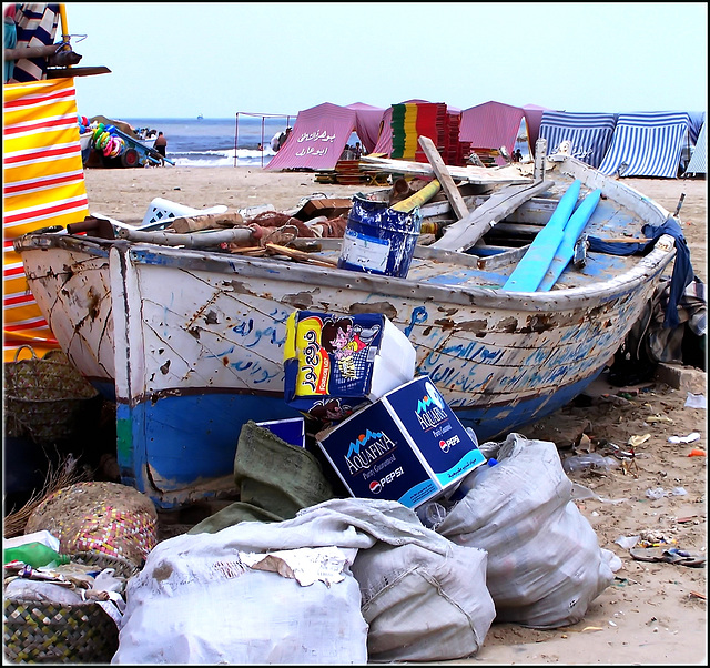 Port Said : la spiaggia, il disordine e le tende spogliatoio o ,meglio, 'vestitoio' perchè qui il bagno si fa vestiti (col burca)