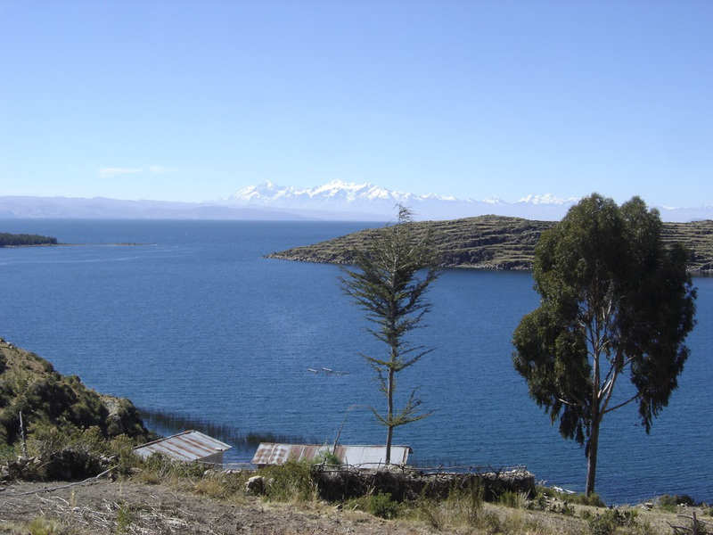 Une vue du lac Titicaca en Bolivie avec en fond la Cordillère des Andes