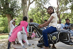Sortie dans un parc d'attractions pour les enfants d'un bidonville