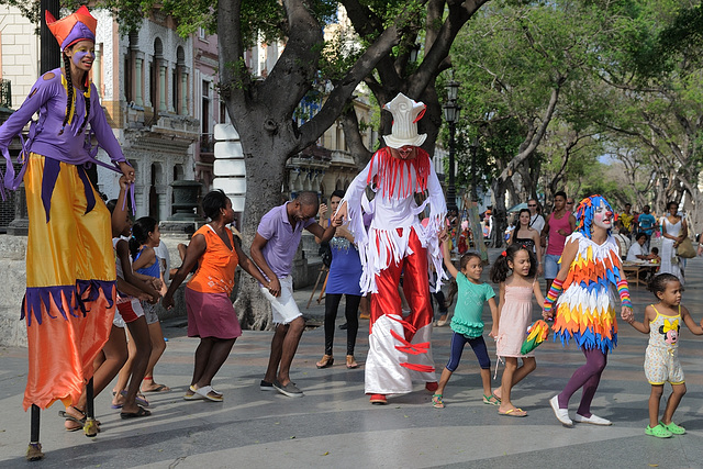 Dancing on the city mainroad in Havana Vieja