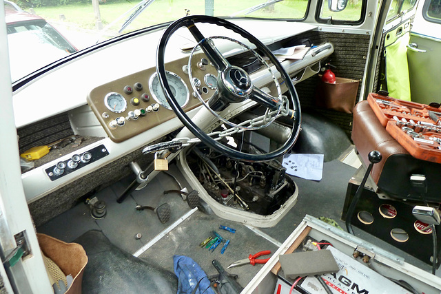 Adjusting valve clearance on a 1967 Mercedes-Benz L319