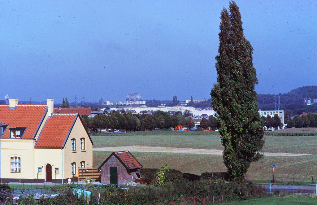 view richting vrieheide vanaf spoordijk kissel leenhof ,Heerlen 1986