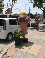 Cornet géant / Huge ice cream cone