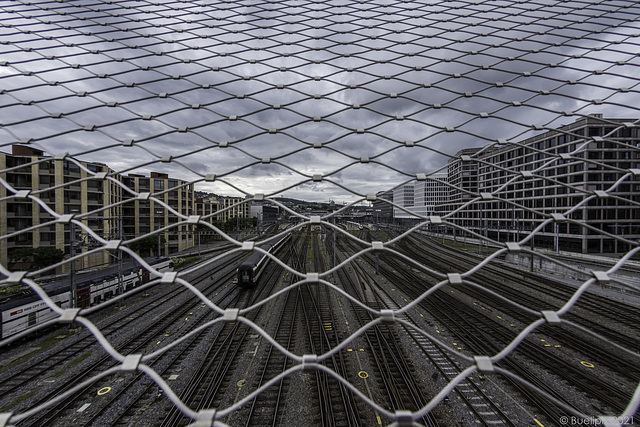 Blick vom Negrellisteg zum Gleisfeld des Hauptbahnhofs Zürich (© Buelipix)