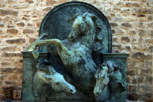 " La fontaine aux trois chevaux de Chantilly "