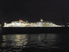 Kreuzfahrer EUROPA im Dock bei Nacht