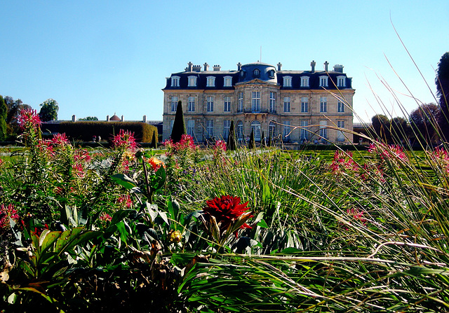 Château de Champs, façade nord et jardins à la française