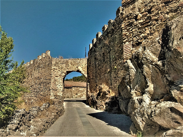 Buitrago de Lozoya, old walls and gateway.