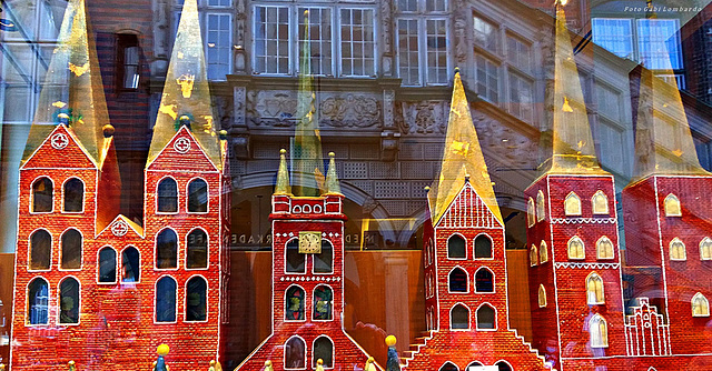a look in the window of the famous Factory "Niederegger Marzipan" in  Lübeck