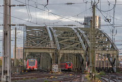 Blick von der Bahnhofsausfahrt zur Hoenzollernbrücke