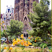 Barcellona : La Sagrada Familia in costruzione nel bellissimo parco con piante, fiori e laghetto