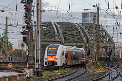 RE6 nach Herford (Rhein-Ruhr-Express) fährt in den Kölner Hbf ein.