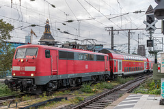 DB BR 111 mit einem Doppelstockzug (RE9) nach Siegen bei der Einfahrt in Köln Hbf