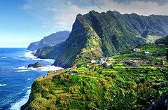 Madeira. Blick entlang der Nord-Küste nach Osten.  ©UdoSm