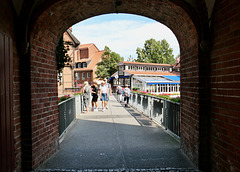Über die Brücke der Ilmenau in Lüneburg