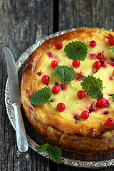 Martsipani-kohupiimakook punaste sõstardega / Marzipan and curd cheese cake with red currants