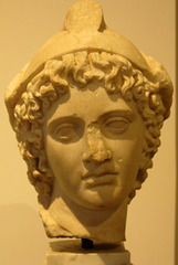 A Rome (Italie), Musée du Palatin, tête de jeune Oriental au bonnet phrygien (Paris)