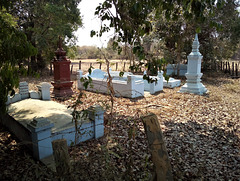 Cimetière insulaire à saveur laotienne / Laotian cemetery