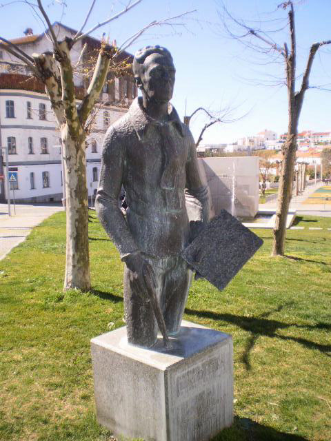 Statue of painter Dórdio Guimarães.