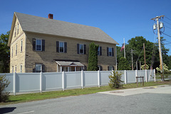 Maison de bois et clôture blanche