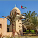 AbuDhabi : la bandiera degli emirati arabi sventola sull'edificio che ospita il museo Heritage Village