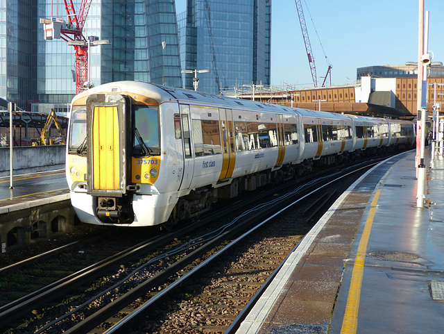 375703 at London Bridge - 30 December 2014