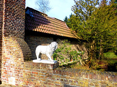DE - Hürth - Löwe am Eingang zu Burg Gleuel