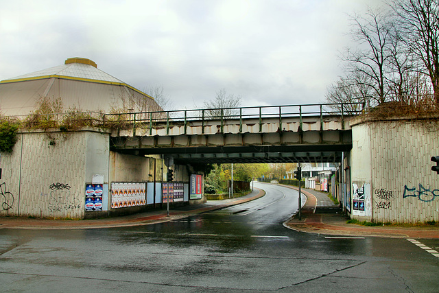 Brücke der ehem. Bahnstrecke Duisburg–Quakenbrück über der Vestische Straße (Oberhausen-Osterfeld) / 29.03.2020