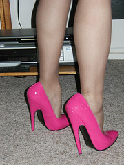 Vivienne in her pink Pumps with her hot calves