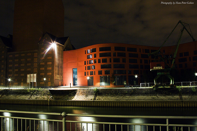 Innenhafen Duisburg bei Nacht