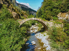 Puente romano sobre el rio Belagua.  Pirineo navarro.