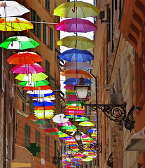 Genova : colori in controluce, trasparenze e lampioni