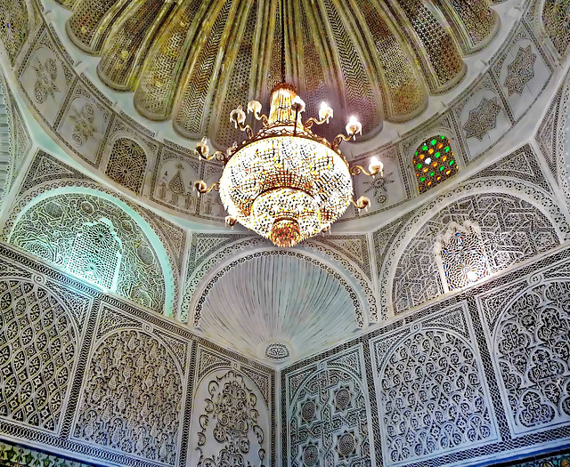 Kairouan : la moskea del barbiere - interno della cupola e prezioso lampadario