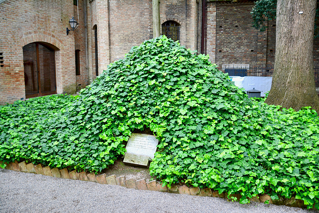Ravenna 2017 – Dante’s tomb in 1944-1945