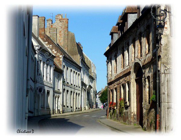 Une rue à Montreuil-sur-Mer ... ***  A street in Montreuil-sur-Mer ...