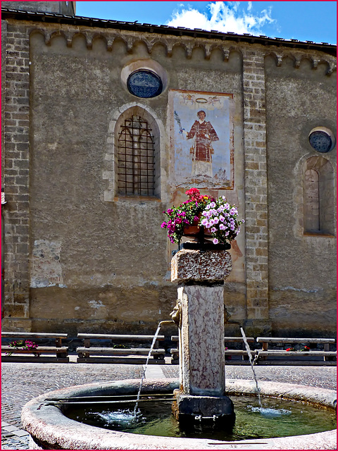Vallouise : la fontana 'fiorita' a fianco della Eglise Saint-Etienne