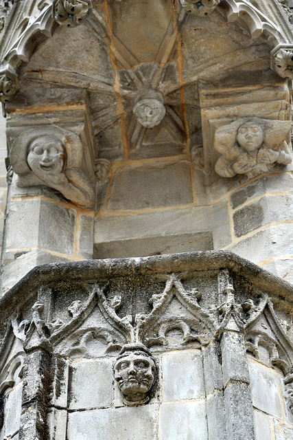 Détail des sculptures de la chaire extérieure de l'église N.D. de Vitré