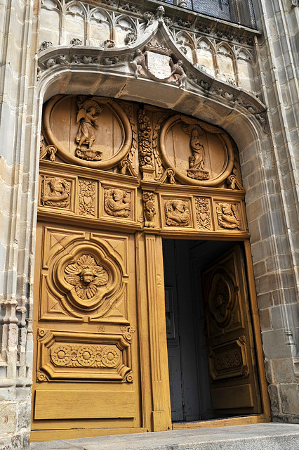 Vantaux Renaissance de la porte de l'église N.D. de Vitré