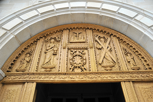 Sculptures de la porte de la façade de l'église N.D. de Vitré