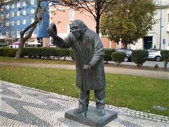 Statue of the actor Carlos Rodrigues, by Pé-Curto.