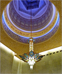 Oggetti appesi : un raffinato lampadario nella moskea di Abu Dhabi