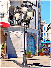 Tunisi : in questa piazza inizia la Medina - fontane , lampioni e porte  molto originali